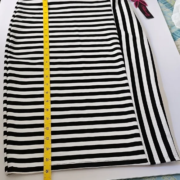 Silhouette Black and White Asymmetrical Pencil Skirt Knee-Length - Picture 13 of 13